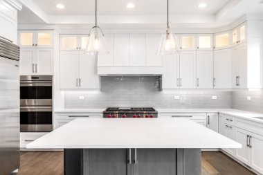 Şikago, IL, ABD - 17 Ağustos 2019 Beyaz dolaplar, güzel granitler ve ahşap döşemeler ile çevrili paslanmaz çelik Kurt aletleri ile lüks bir modern mutfak.