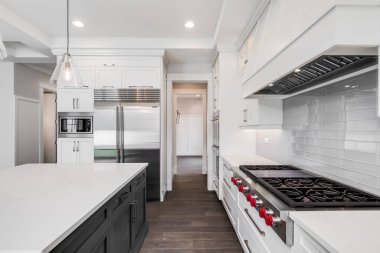 Şikago, IL, ABD - 17 Ağustos 2019 Beyaz dolaplar, güzel granitler ve ahşap döşemeler ile çevrili paslanmaz çelik Kurt aletleri ile lüks bir modern mutfak.