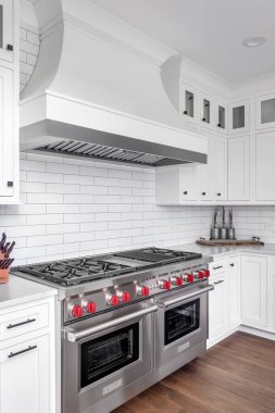 ELMHURST, IL, ABD - 26 Mayıs 2020: beyaz bir mutfak Kurt paslanmaz çelik soba üzerinde süslü bir kaput ve beyaz bir metro döşeme geri sıçrama.