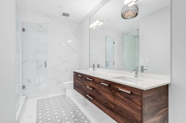 Şikago, IL, ABD - 6 Ağustos 2020: ahşap kibri, desen döşemesi ve cam duş kapıları olan büyük, lüks bir banyo.
