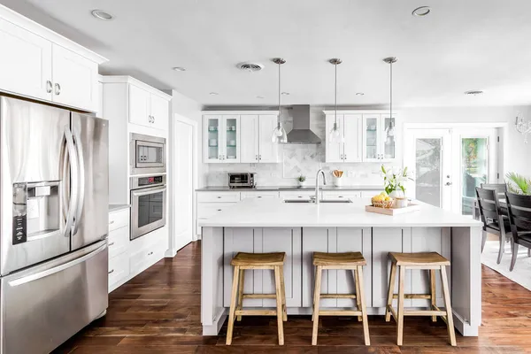 Elmhurst Usa Květen 2020 Velká Luxusní Kuchyň Bílými Žulovými Pulty — Stock fotografie