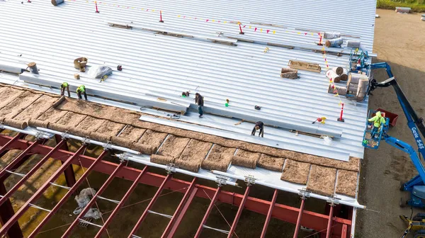 Milwaukee Usa September 2020 Construction Workers Installing Insulation Roof Panels — Stock Photo, Image