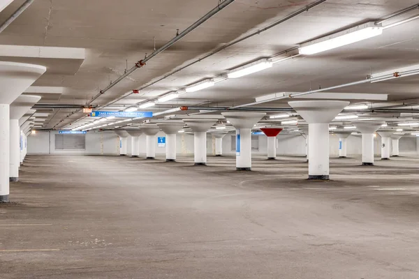 Sarı çizgileri ve beyaz sütunları olan boş bir otopark..