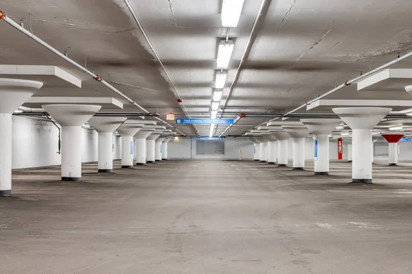 Sarı çizgileri ve beyaz sütunları olan boş bir otopark..