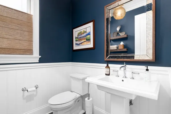 Chicago Usa October 2020 Small Classic Blue White Paneled Bathroom — Stock Photo, Image