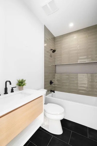 Chicago Estados Unidos Febrero 2021 Baño Renovado Con Tocador Madera — Foto de Stock