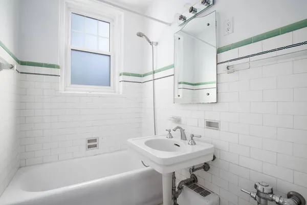 美国伊利诺斯州芝加哥 2020年7月31日 白色浴室 墙壁上有白色和绿色瓷砖 白色底座水池和浴缸 — 图库照片