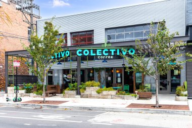 Chicago, IL, ABD - 29 Ekim 2020: Colectivo Coffee Illinois ve Wisconsin 'de bulunan küçük bir kahve şirketidir. Şirket 1993 yılında kurulurken şimdi de çay ve bira ikram ediyor.. 