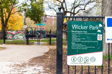 Chicago, IL, ABD - 29 Ekim 2020: sonbaharda bir Chicago mahallesindeki Wicker Park için bir tabela. Wicker Park bir sürü restoranı, gece hayatı, mağazası ve butiği olan modern bir mahalle.. 