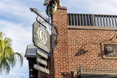 BUENA Gölü VİSTA, FL, ABD - 15 Ocak 2021 Gideon 'un Fırını devasa kurabiyeleri ve lezzetli pastalarıyla bilinen Viktorya Dönemi Fırını.