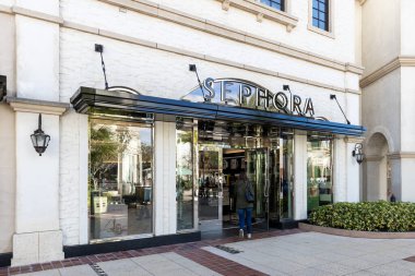 BÜYÜK BUENA VİSTA, FL, ABD - 16 HAZİRAN 2021: Şehir merkezindeki bir alışveriş merkezindeki Sephora mağazasının dışı.