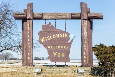 WALworTH, WI, ABD - 8 Mart 2020: Illinois-Wisconsin sınır kapısında büyük, ahşap bir 