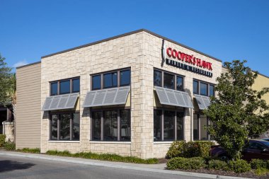 BÜYÜK VİSTA, FL, ABD - 16 HAZİRAN 2021: Cooper 's Hawk Şaraphanesi ve Lokantası, Amerika Birleşik Devletleri' nin çeşitli yerlerinde lezzetli yemekler ve kendi markalı şaraplarını sunar..