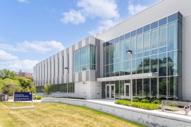 Chicago, IL, ABD - 3 Haziran 2021: Chicago 'nun Batı Yakası Mahallesi' ndeki Illinois Üniversitesi Mühendislik Fakültesi Kampüsü.