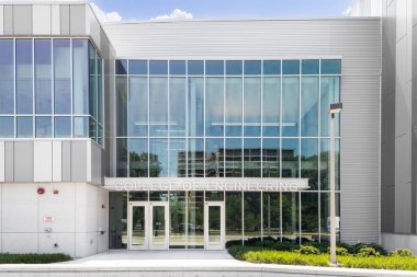 Chicago, IL, ABD - 3 Haziran 2021: Chicago 'nun Batı Yakası Mahallesi' ndeki Illinois Üniversitesi Mühendislik Fakültesi Kampüsü.