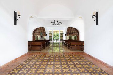 RIVIERA MAYA, MEXICO - 6 Mayıs 2019: Valentin Imperial Maya tatil köyündeki Capilla San Valentin Şapeli. Tasarım kaplıdır ama dış görünüme açıktır..