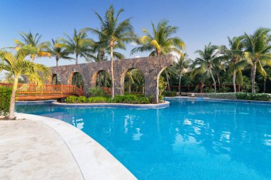 RIVIERA MAYA, MEXICO - 6 Mayıs 2019: Valentin Imperial Maya 'daki havuzda bir şelale, voleybol ağı ve iki yüzer bar vardır..