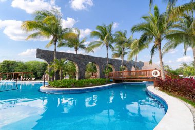 RIVIERA MAYA, MEXICO - 6 Mayıs 2019: Valentin Imperial Maya 'daki havuzda bir şelale, voleybol ağı ve iki yüzer bar vardır..