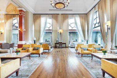 RIVIERA MAYA, MEXICO - 6 Mayıs 2019: Valentin Imperial Maya 'nın içinde çok güzel bir lobi hepsi de organize dekorasyonlar, oturma yerleri ve avizelerle dolu..