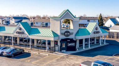 JOLIET, IL, ABD - 11 Mart 2018: Metro Bar & Grill 'in 2004 yılında açılan ve 2019 Essington Bulvarı' nda bulunan insansız hava aracı çekimi.