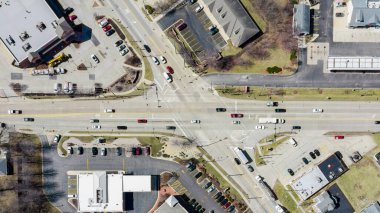 PLAINFIELD, IL, ABD - 19 Mart 2019: Dron / airial view of a banliyö sokak kavşağında dur ışığı altında.