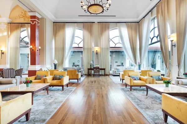 RIVIERA MAYA, MEXICO - 6 Mayıs 2019: Valentin Imperial Maya 'nın içinde çok güzel bir lobi hepsi de organize dekorasyonlar, oturma yerleri ve avizelerle dolu..