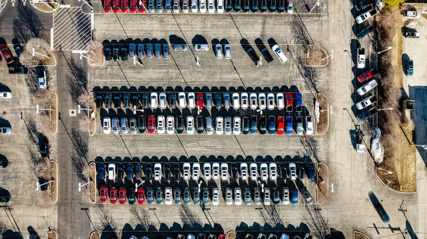 Arabaların yan yana dizildiği bir araba galerisinin ve otoparkın hava / drone görüntüsü.