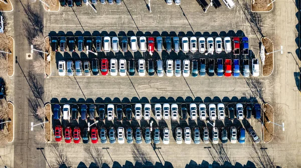 Arabaların yan yana dizildiği bir araba galerisinin ve otoparkın hava / drone görüntüsü.