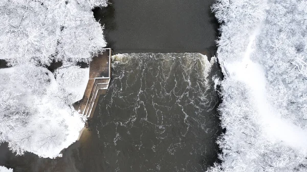 Dron Widok Powietrza Mały Wodospad Widokiem Platformę Pokrytymi Śniegiem Drzewami — Zdjęcie stockowe