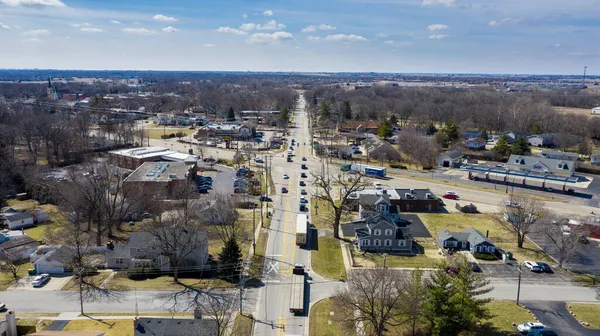PLAINFIELD, IL, ABD - 19 Mart 2019: Dron / airial view of a banliyö sokak kavşağında dur ışığı altında.