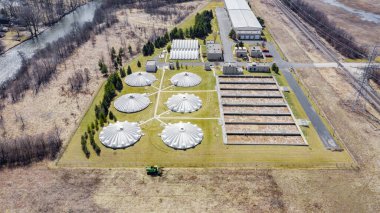 PLAINFIELD, IL, ABD - 19 Mart 2019: Bir kanalizasyon arıtma tesisi üzerinde John Deere traktörü ile hava / insansız hava aracı görüntüsü.