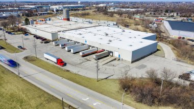 PLAINFIELD, IL, ABD - 19 Mart 2019: Bir depo ve dağıtım merkezinin İHA / hava görüntüsü.