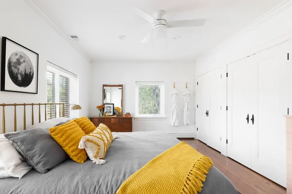 Oak Park Usa August 2021 Bright Bedroom White Walls Yellow — Stock Photo, Image