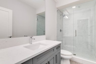 Şikago, IL, ABD - 17 Ağustos 2019: gri kibri ve beyaz mermer duşlu beyaz bir banyo.