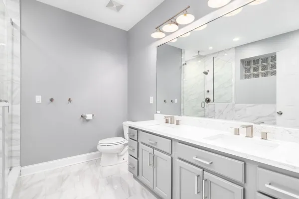 Chicago Usa Juli 2020 Renoviertes Badezimmer Mit Grauem Doppelschminkschrank Arbeitsplatte — Stockfoto
