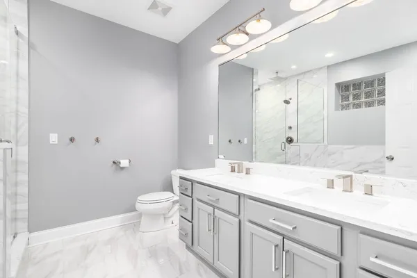 Chicago Usa Julio 2020 Baño Renovado Con Gabinete Gris Doble — Foto de Stock