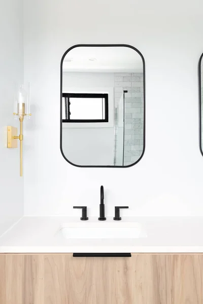 Elmhurst Usa Marzo 2021 Bagno Splendidamente Ristrutturato Con Mobile Legno — Foto Stock