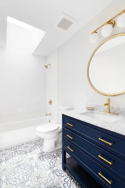 Chicago Usa Juni 2021 Ein Weißes Badezimmer Mit Blauem Waschtisch — Stockfoto