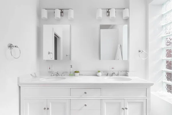 Oak Park Usa August 2021 Bright White Bathroom Marble Countertop — Stock Photo, Image