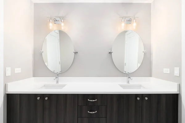 シカゴ アメリカ 2021年9月18日 円形ミラーの上に取り付けられた木製の洗面台 大きな大理石のカウンター 照明付きの豪華なバスルーム — ストック写真