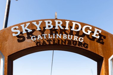GATLINGBURG, TN, ABD - 26 Mart 2021 Gatlinburg Gökyüzü Köprüsü, misafirlerin güzel manzarayı görmesi için Smoky Dağları 'ndan 150 feet yükseklikte ve 680 feet genişliğinde bir köprüdür..