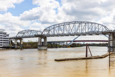 NASHVILLE, TN, ABD - 28 Mart 2021: John Seigenthaler Yaya Köprüsü Cumberland Nehri üzerinden Cumberland Parkı 'na giden Nissan Stadyumu' nun dışındaki.