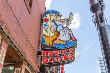 NASHVILLE, TN, ABD - 28 Mart 2021: Betty Boots sadece giysi ve bot sunan bir bayan butiği.