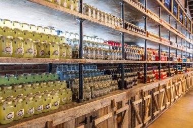 NASHVILLE, TN, ABD - 28 Mart 2021: Nashville şehir merkezinde yer alan Ole Smoky Damıtımevi, çeşitli kaçak içki çeşnileriyle bilinir..
