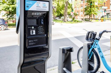 Chicago, IL, ABD - 7 Haziran 2020 Chicago şehir merkezindeki kiralık bir kulübede kilitlenmiş harika bisikletler. Büfeler, insanların şehri gezip kiralayıp sonra da diğer kulübelere dönmeleri için yapılmış..