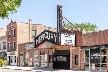 Şikago, IL, ABD - 6 Haziran 2021: Mercury Theater Chicago müzikallere ve oyunlara ev sahipliği yapan samimi bir tiyatrodur. Bina, Lakeview mahallesindeki Southport 'ta yer almaktadır..