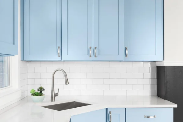 Detalhe Uma Cozinha Com Armários Azuis Claros Bancada Granito Branco — Fotografia de Stock