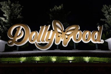 PIGEON Forge, TN, ABD - 1 AĞUSTOS 2022: lunapark logosu olan Dollywood girişi. Dollywood, Dolly Parton 'ın Dumanlı Dağlar' daki ünlü eğlence parkı..