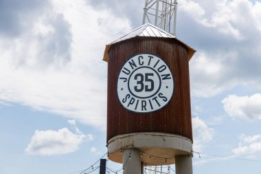 PIGEON Forge, TN, ABD - 2 Ağustos 2022 Junction 35 Spirits Dumanlı Dağlar 'da yiyecek, kokteyl ve tatlarının sunulduğu bir damıtma tesisi..