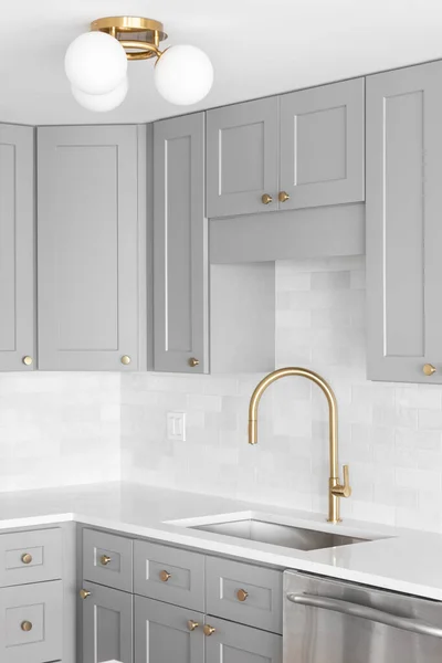 Ein Detail Der Küchenspüle Aufgenommen Mit Einem Goldenen Wasserhahn Marmor — Stockfoto